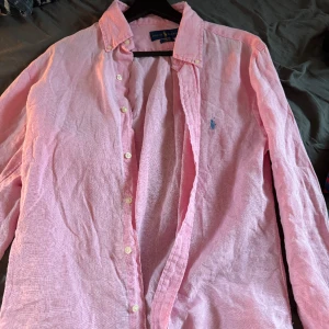 Ralph Lauren skjorta  - Tjena! Säljer nu mina två Ralph Lauren skjortor. Den blå är storlek M men sitter år S håller och den råsa är storlek S. 350kr för båda eller 200kr för blå och 150 för råsa. Hör av dig vid minsta funderingar eller frågor 😊