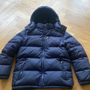 Ralph lauren jacka navy blue - Säljer den här Ralph Lauren jackan storlek L barn, den har inga defekter och är i ny skick. Jackan är perfekt för höst vår och vinter. Nypris 3000kr mitt pris 999kr