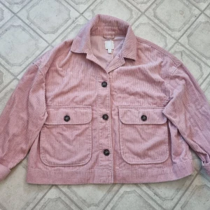 Manchesterjacka från HM - En oversized manchesterjacka från HM i en fin rosa färg 🪷 Storlek L, och är även vid i storleken. Endast använd ett fåtal gånger 😊