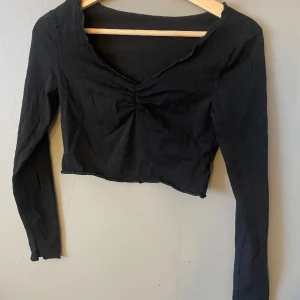 Svart tröja xs  - Svart tröja storlek xs men passar även s, tror den kommer från shein 🌸
