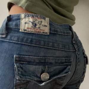 Säljer dessa supersnygga lågmidjade true religion jeansen, pågrund av att de inte kommer till användning. De är lågmidjade och bootcut/straight, de är långa på mig som är ca 160 (se bild två). Bara att dm:a vid frågor eller funderingar!💕