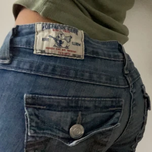 True religion jeans  - Säljer dessa supersnygga lågmidjade true religion jeansen, pågrund av att de inte kommer till användning. De är lågmidjade och bootcut/straight, de är långa på mig som är ca 160 (se bild två). Bara att dm:a vid frågor eller funderingar!💕