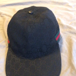 Gucci keps svart  - Säljer min Gucci keps har haft den i ungefär 2 år köpt från guccis webbsida Dene fräsch oså ändå defekten e att lappen inne i kepsen är lite sliten men det är inte synbart vid användning hör av er vid intresse 