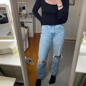Ljusblåa jeans med hål/ slitningar från Gina Tricot, högmidjade, storlek 36. Använda men fortfarande i bra skick. Skriv privat för fler bilder eller frågot. Köpta för ca 500💞