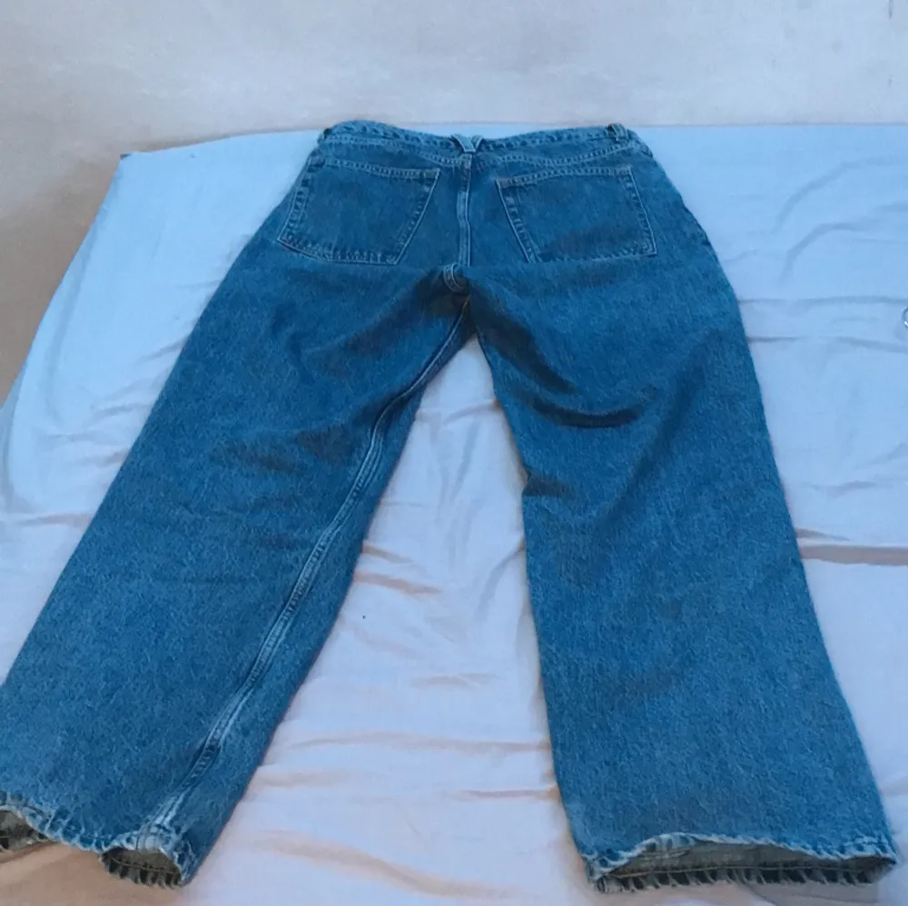Köpt på Carlings för kanske 5 månader sen, är i extremt bra skick, byxorna är perfekt för dig som gillar lite baggy jeans. Jag är 175 och dom är perfekt på mig!. Jeans & Byxor.