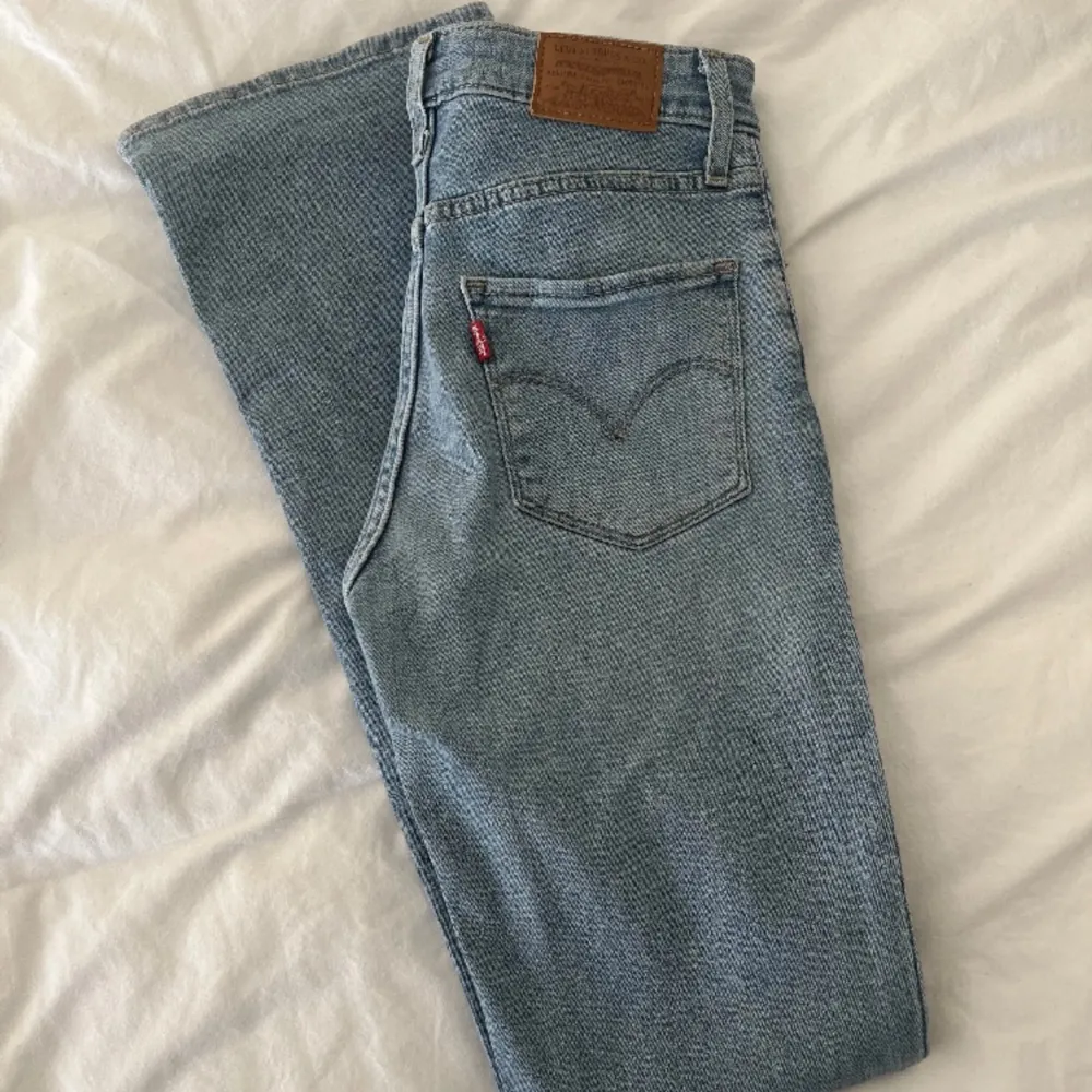 Lowwaist Levis Jeans som är i väldigt gott skick. Storlek 24x32 men skulle säga att dom motsvarar xs/s. Skriv vid frågor💕💕. Jeans & Byxor.