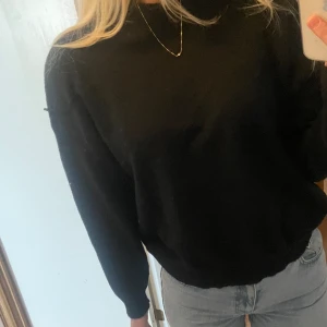 Svart stickad  - Storlek S superskön stickad! Använd fåtal gånger 