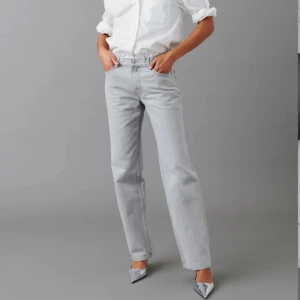 Gråa jeans  - Gråa low straight jeans från Gina tricot i tall💖 bra kick och inga defekter 