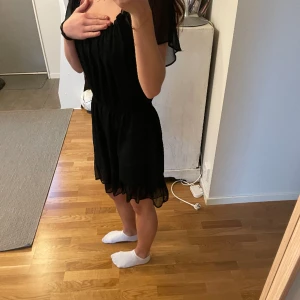 Svart klänning - En svart luftig och skön klänning, snygg på sommaren eller året runt med ett par strumpbyxor till! Storlek 36 och jag skulle säga klänningen passar storlek S/M.  Den är av ett stretchigt material.