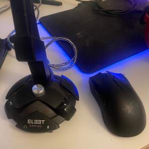 Razer Mamba wireless mus och Leet gaming headset stand. Båda har rgb lyse, dock på musen kan du välja själv hur den ska lysa. Laddare saknas till musen därav billigt pris😊
