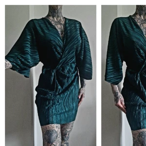 Asos klänning  - Vid ärmar, och urringningen kan man "vika" in om man vill ha den mer tydlig.  Så läcker, annorlunda och en riktig statementklänning som samtidigt smälter in.  Fjäderlätt och skrynkelfri, tar noll plats. Riktigt fördelaktigt på resande fot. strl s/m