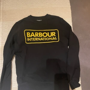Barbour international sweatshirt storlek M - Sweatshirt ifrån barbour storlek M