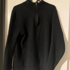 Christian Lacroix  - Väldigt fin och skön tröja, 100% Marinoull. Säljs pga för liten storlek. Tröjan är i storlek M men är väldigt liten,skulle säga S/Xs. Om ni har minsta lilla fråga är det bara att skriva. :)