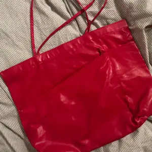 Supercool röd väska! Jätterymlig 