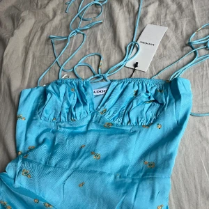 Adoore klänning  - Sommarklänning från Adoore med spagetiiarmar. Beställde i veckan när när jqg fick hem den fick jag inte spå den då lag är en 36 i vanliga fall. Nypris 1300