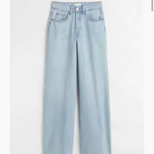 Vida jeans i storlek 36 nyköpta för några månader sedan. uppsydda så passar dig som är ca 160cm och slutsålda på hemsidan 🦋