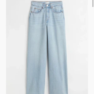 Jeans  - Vida jeans i storlek 36 nyköpta för några månader sedan. uppsydda så passar dig som är ca 160cm och slutsålda på hemsidan 🦋