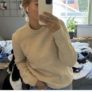 Stickad tröja - Säljer denna beigea stickade tröjan som ej kommer till användning💕 använd någon enstakad gång!!