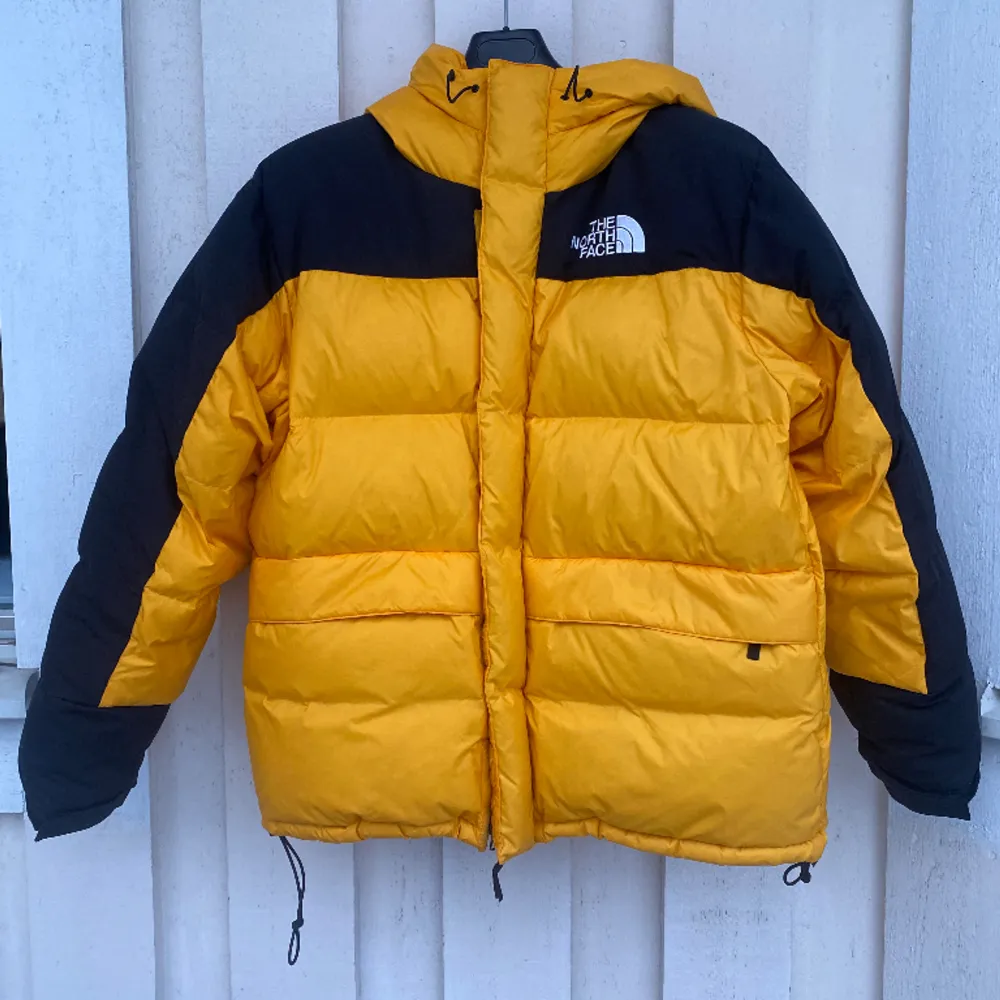 The North Face Himalayan Parka använd ett fåtal gånger och i mycket bra skick! Köpt för 4300kr för två år sen (kvitto finns). Den är lättviktig men varm - perfekt kombo! Säljer åt min lillebror :). Jackor.