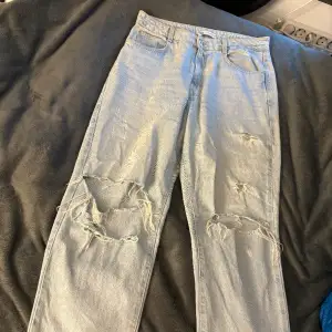Momjeans från Zara, jätte fina och sköna jeans. Storleken stämmer men vid tvättning krymper dem. I bra skick.
