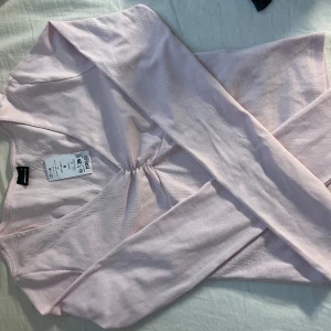 Rosa topp - En gullig topp från gina i mjuk ljus rosa 🎀 Nypris: 259kr Kontakta vid frågor, använd gärna ”köp nu” Kan sänka vid snabb affär
