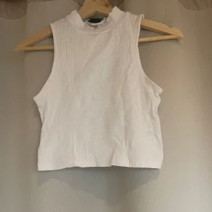 Vit polokrage linne - Vitt polokrage linne från Lager 157 i Strl M/L men är som en S i storlek. 