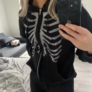 Kofta med glitterstenar - Oversized S i storlek