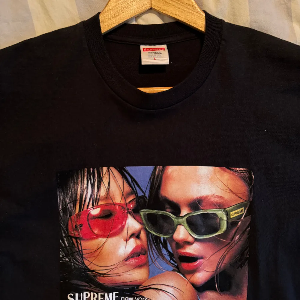 Supreme t-shirt köpt i april i london av mig, bra skick knappt använd.  Graphic tee eyewear print.  Storlek L. T-shirts.