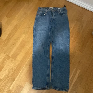 Jeans - Mid Rise Jeans från Zara. Storlek 38. Möta gärna upp i Centrala Göteborg eller fraktar.
