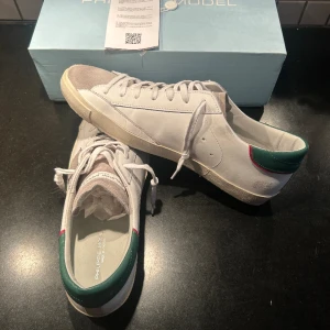 Philippe model skor vit/grön st- 10.5/ 44 - Tja säljer ett par fräscha Philippe model skor använda endast en gång. Box och certifikat medföljer även bild på fraktsedel om så önskas. Cond-10/10 Nypris 380€ mitt pris 2600kr