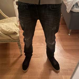Säljer nu dessa gråa jack and Jones jeans me snygga slitningar! Storleken är 29/32 och modellen på bilden är 183cm. Om du har frågor så hör gärna av dig!😀