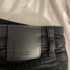 Ett par svarta högmidjade jeans. Använda Max 1 gång. 