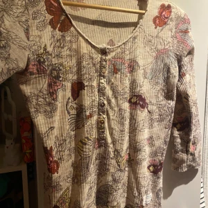 Oddmolly tröja  - Det är väldigt gult ljus i mitt rum så tröjan kan se lite gul ut. Storlek s, bra skick! 