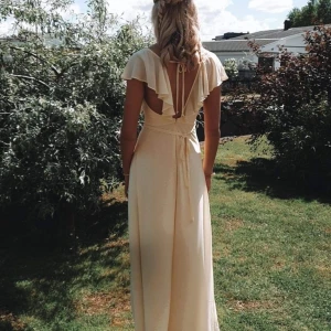 Gul klänning - Säljer denna jättefina långa gula klänning, endast använd en gång💛 skriv för frågor. Pris går att diskuteras   