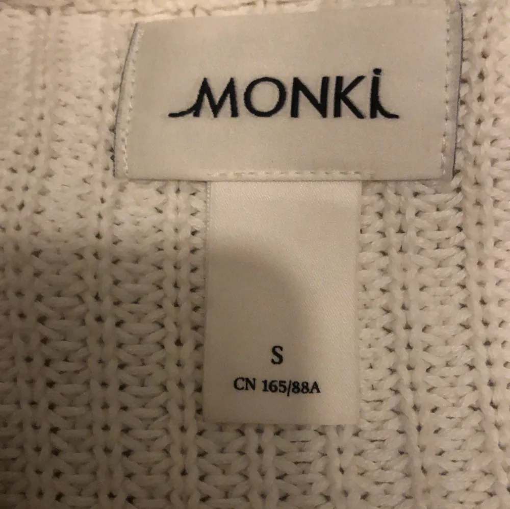 Jag säljer denna vita stickade tröja från Monki i storlek S. Tröjan är köpt second hand men varsamt använd, då jag bara haft på mig den några fåtal gånger. Den är ej nopprig och har heller inga fläckar.. Stickat.