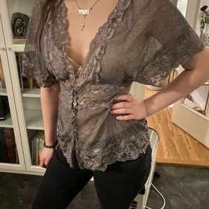 Spets Blus - Helt oanvänd spets blus i bästa skick!🥰 Den är v-ringad och passande till flera tillfällen. Lös men går ihop vid midjan!💗 Priset är diskuterbart!💓💓