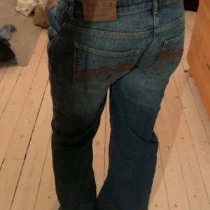 Jeans - Säljer ett par super snygga lågmidjade jeans med fina detaljer på fickorna!! Köpta här på plick och de är aldrig använda av mig eftersom de var för stora för mig!! Därför har jag inga fler bilder och bilderna är från den förra ägaren!