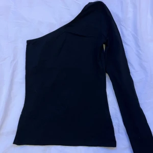 One shoulder tröja - One shoulder topp i mycket fint skick!