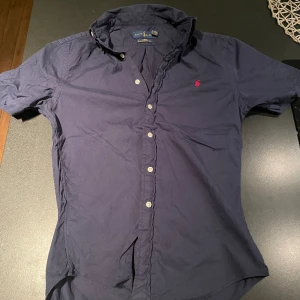 Polo Ralph Lauren Skjorta  - Säljer en Polo Ralph Lauren Skjorta | Storlek S | Skick 9,5/10 | Köpt från Zalando | Nypris 1300kr | Mitt pris 349kr | Hör av dig vid minsta fundering 🙌🙌😊