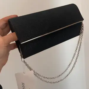 Glittrig clutch köpt på zalando. Helt oanvänd 💕 perfekt till finare tillställningar! Pris kan diskuteras 