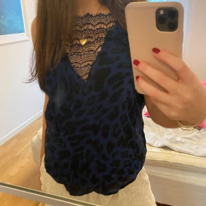 Leopard topp - Skit snygg leopard topp aldrig använt köpt second hand och är i jättebra skick! Skitsnygg att ha på krök osv! 💕
