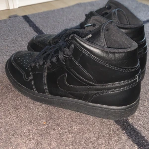 Jordan 1 Triple Black - Säljer Jordan 1 Triple Black för jag är i behov av pengar,  dem är i relativt bra skick. köpte på zalando internet kvitto finns. Dem är storlek 44 men kan uppfattas mindre med ungefär en halv storlek. Pappa slängde lådan så jag skickar iväg i annan 