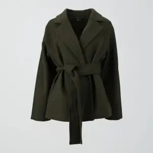 Söker denna kappa från Gina tricot i färgen grön eller brun i storlek xs eller s!!!