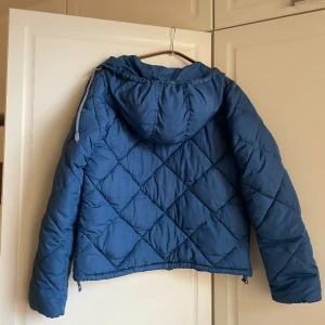 Quiltad jacka - Quiltad vinterjacka. Så unik och fin. Köpt i Frankrike får några år sedan, men har inte kommit till användning. Storlek 38 men passar mig som är en xs.