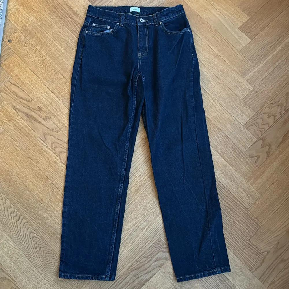 Säljer ett par mörkblåa Grunt jeans för att de är för små. Använda en gång. Nypris 650kr  Jag säljer de för 75. storlek 27. Jeans & Byxor.