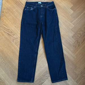 Säljer ett par mörkblåa Grunt jeans för att de är för små. Använda en gång. Nypris 650kr  Jag säljer de för 75. storlek 27