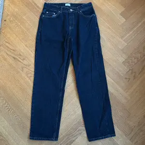 Säljer ett par mörkblåa Grunt jeans för att de är för små. Använda en gång. Nypris 650kr  Jag säljer de för 75. storlek 27