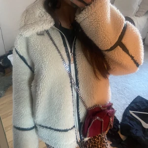 Teddy Jack  - Säljchef denna skitsnygga och varma Teddy jacka frpn zara köpt för 1200 säljer för 600?  Ge prisförslag! SotlekenS💓