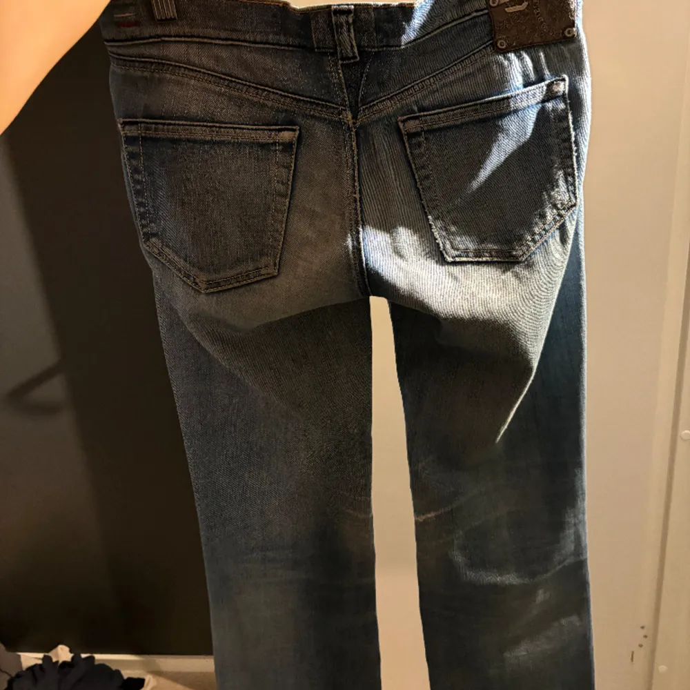 Jättesnygga dieseljeans i en ljus tvättad färg som har använt skick därav priset men unika då det inte säljs längre. Lågmidjade och har en nedvikt kant nertill. Innebenslängd 76cm! Skriv vid frågor eller funderingar! 💕nypris 1500kr . Jeans & Byxor.