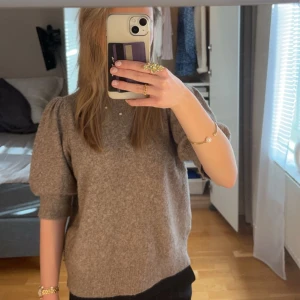 Stickad trekvartsärmad  - Jättefin stickad tröja från Vero Moda, använd fåtal gånger därav nyskick!